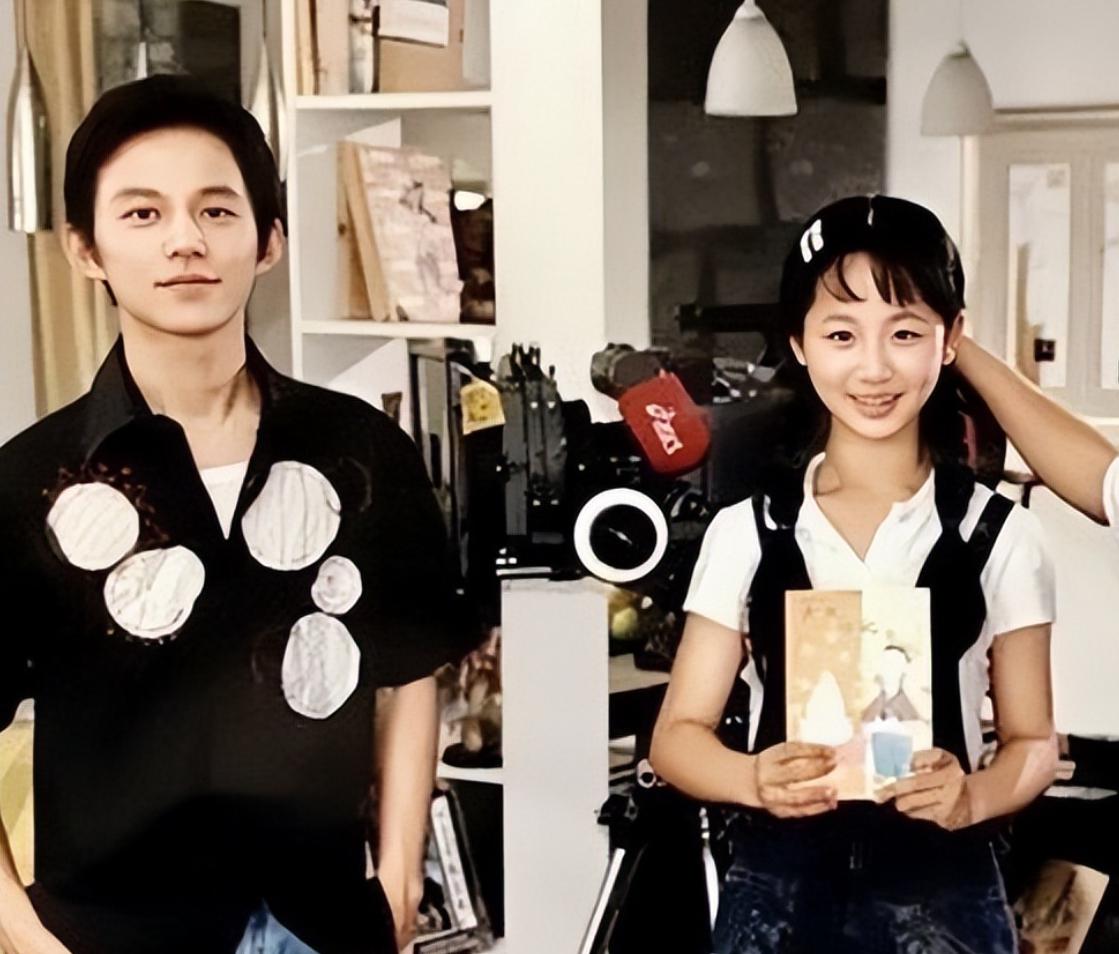 何炅杨紫:二十年之约,青春永驻 何炅与杨紫,两位跨越了近二十年的娱乐