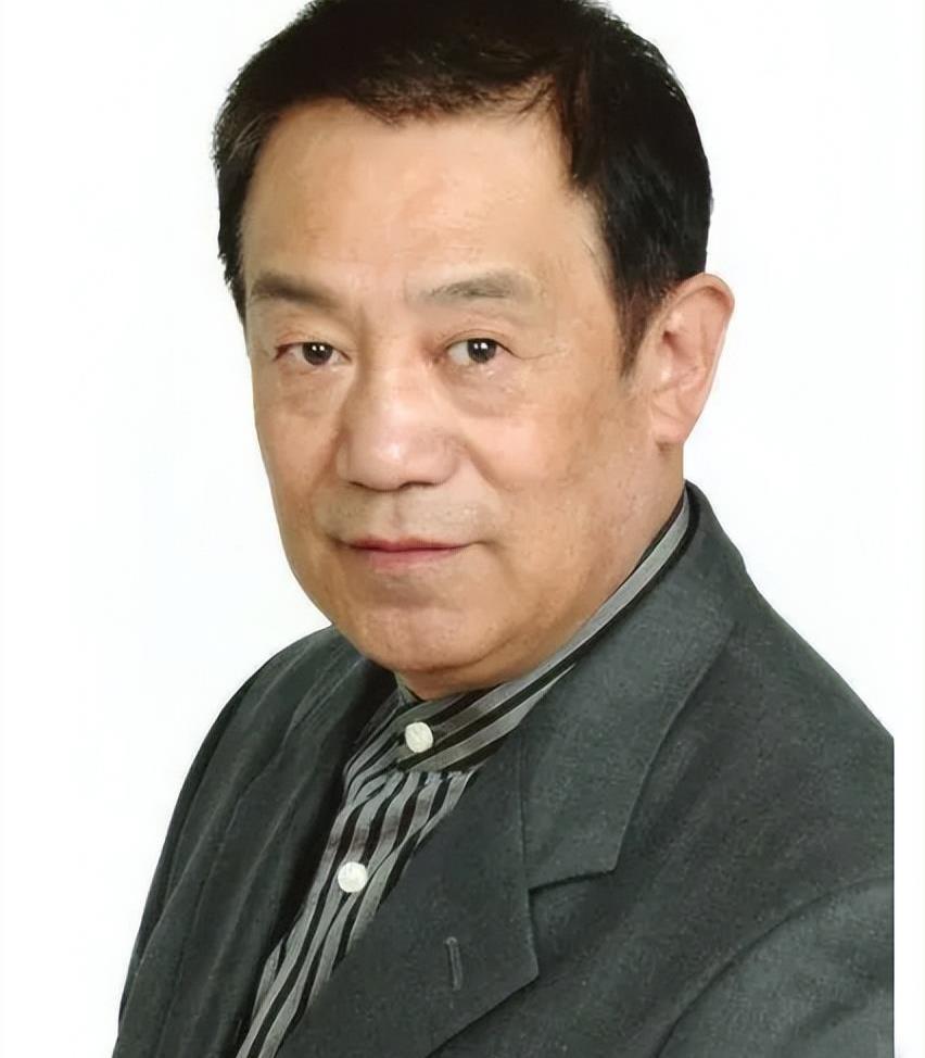 高明:坚持与努力的演员,家庭的守护者 高明是一位备受尊敬的演员,他的