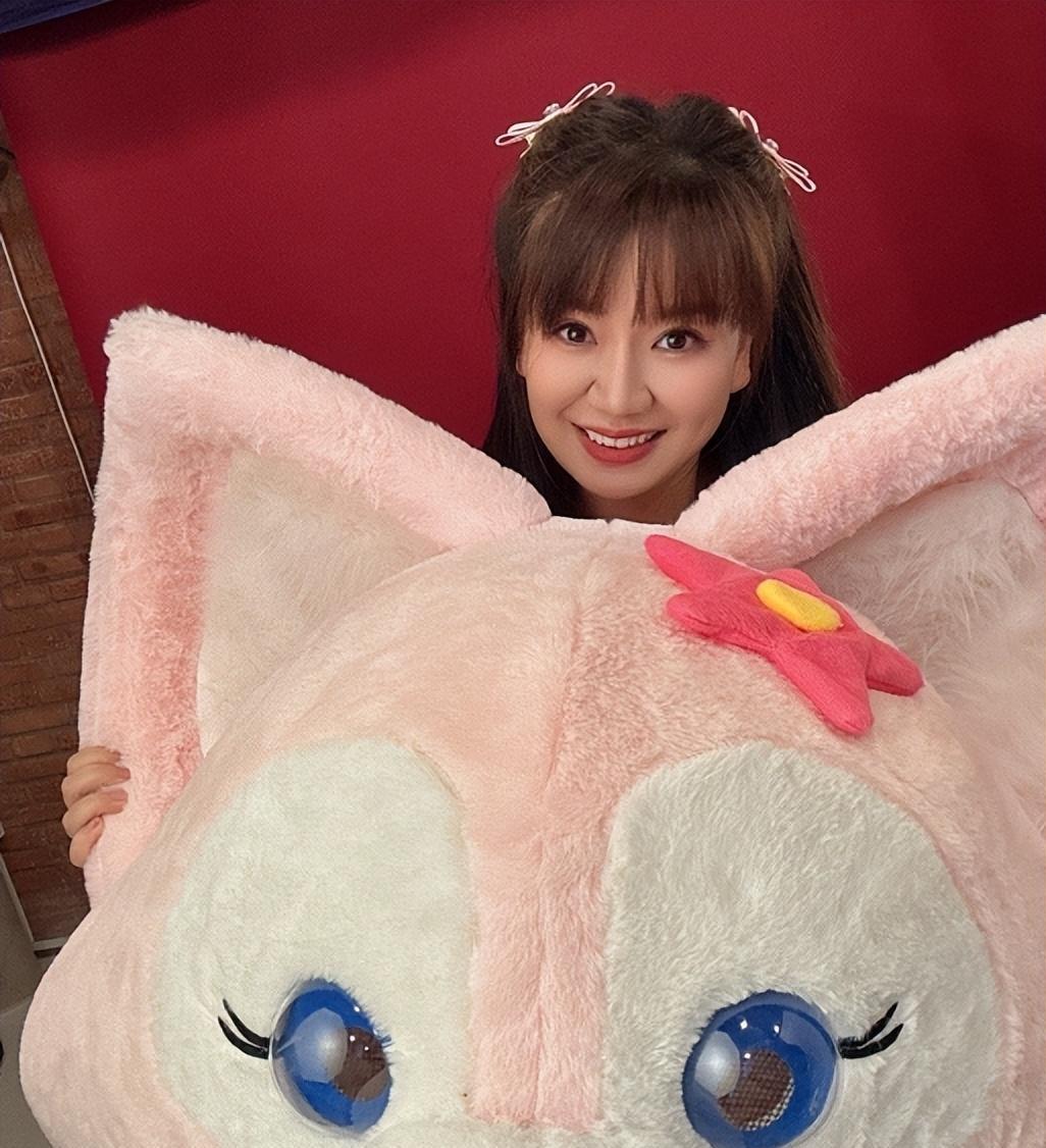 圣诞孕肚惊喜 女主持人红果果在圣诞节当天宣布怀上了三胎,预产期大约