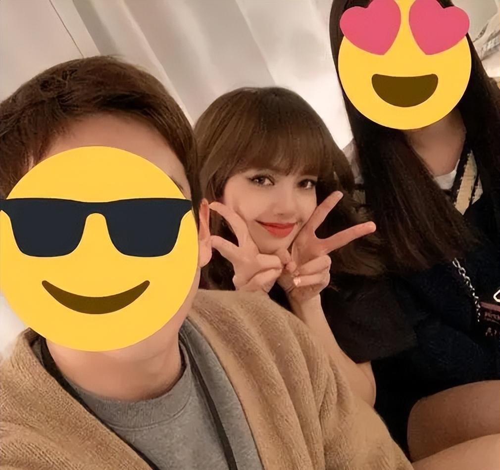 lisa在社交媒体上分享了一组与父母的合照,这组照片充满了浓厚的泰国