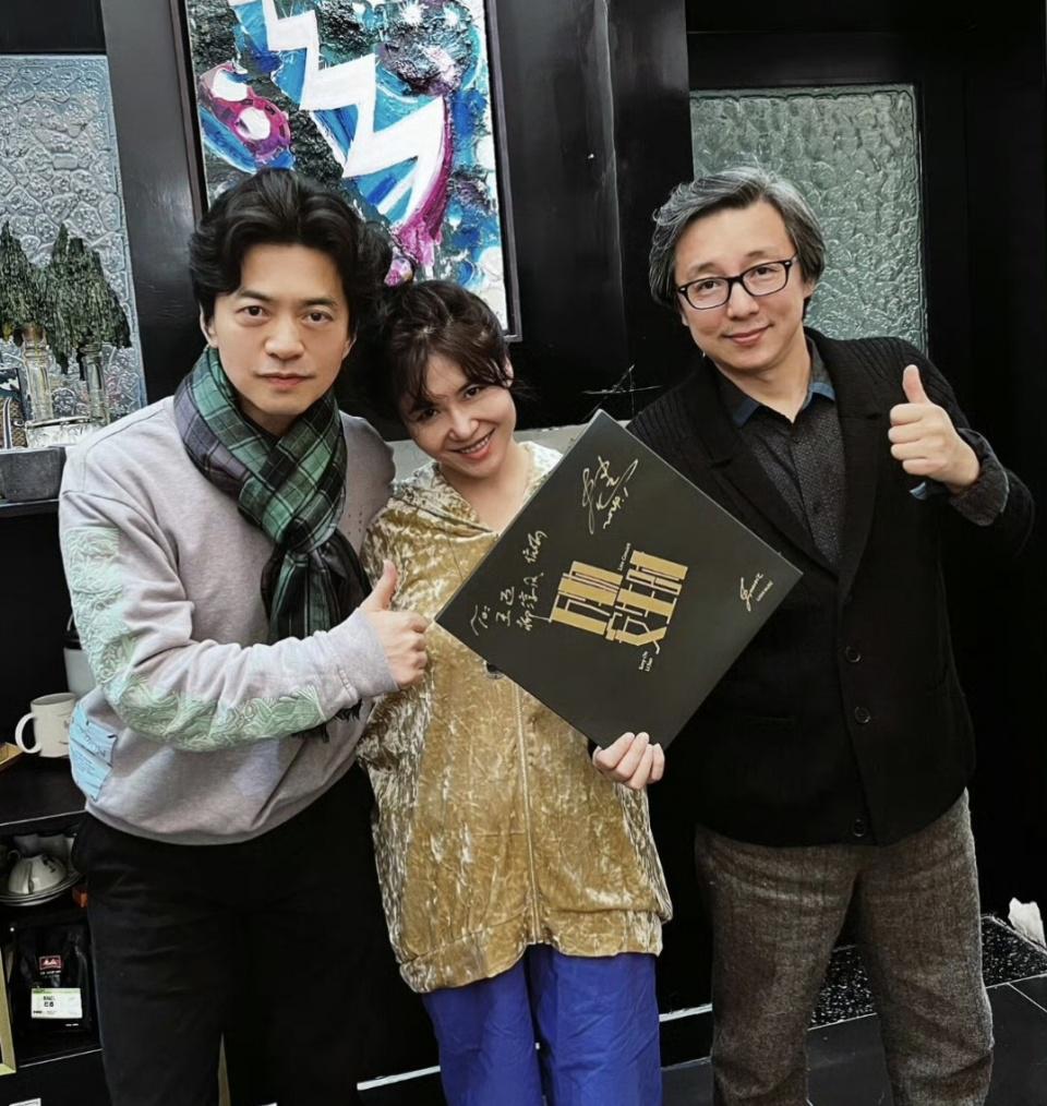 李健带老婆和好友聚餐,孟小蓓状态似少女 李健和孟小蓓夫妇和好友聚餐