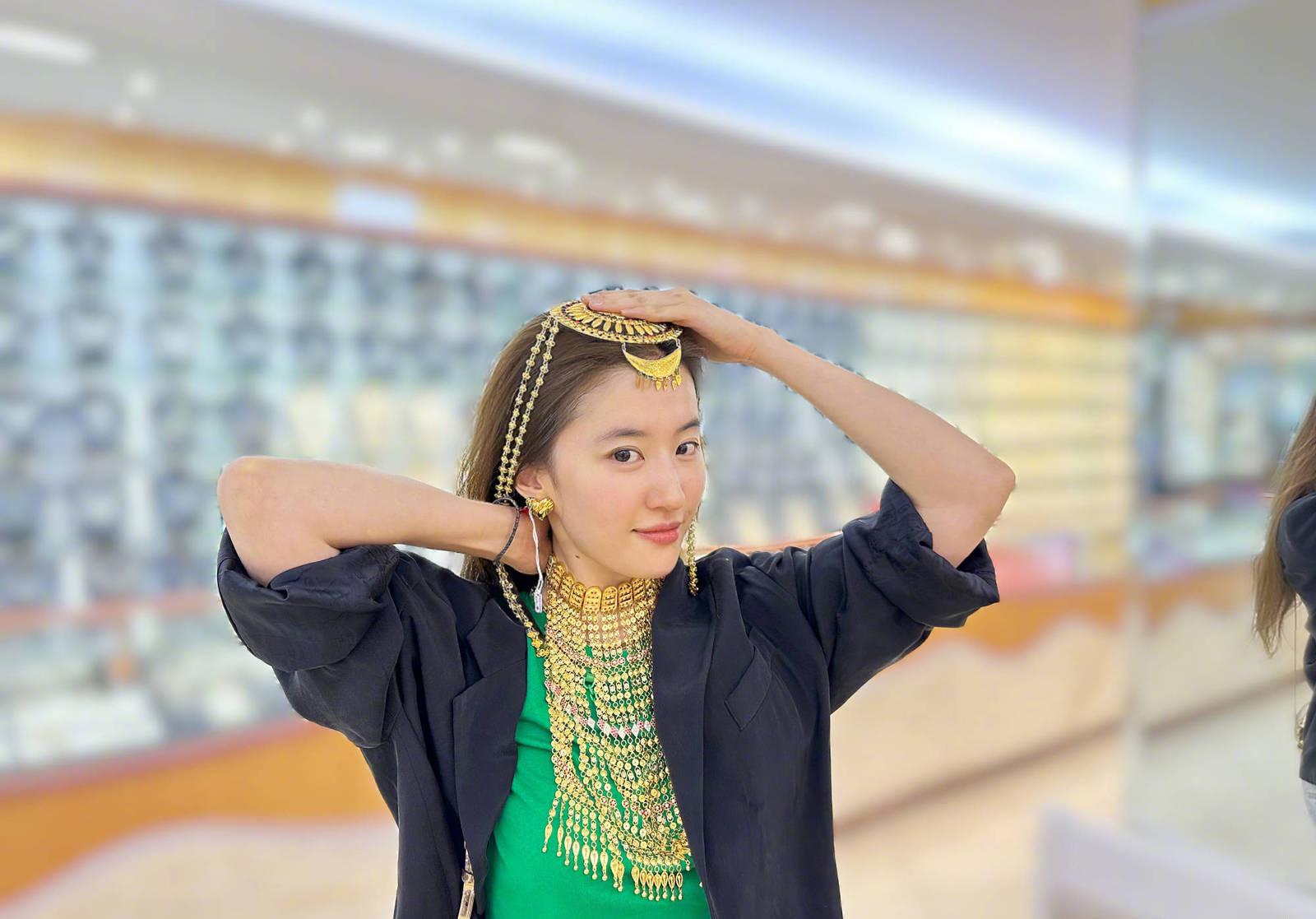 刘亦菲异域风旅游照:一次心灵的放松之旅 刘亦菲近日在社交平台上分享