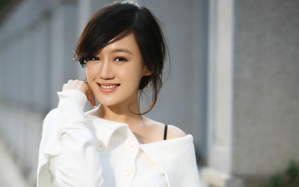胡歌妻子当群演引争议 电视剧《繁花》备受网友争议,女主角唐嫣冈愿