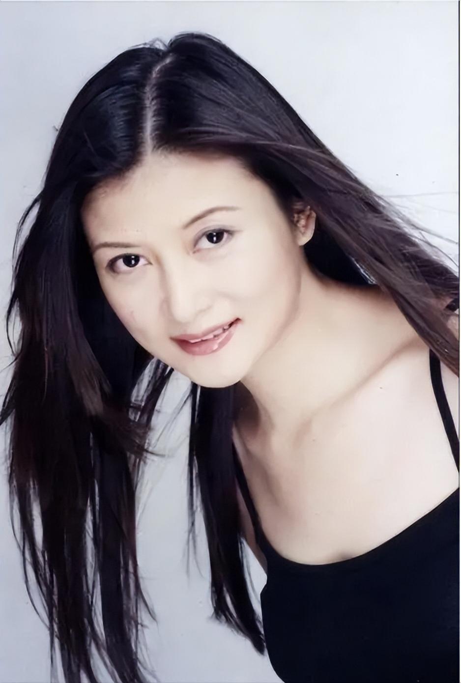 池华琼:事业辉煌却坚守爱情信仰的单身女演员 池华琼,一个在15岁时因