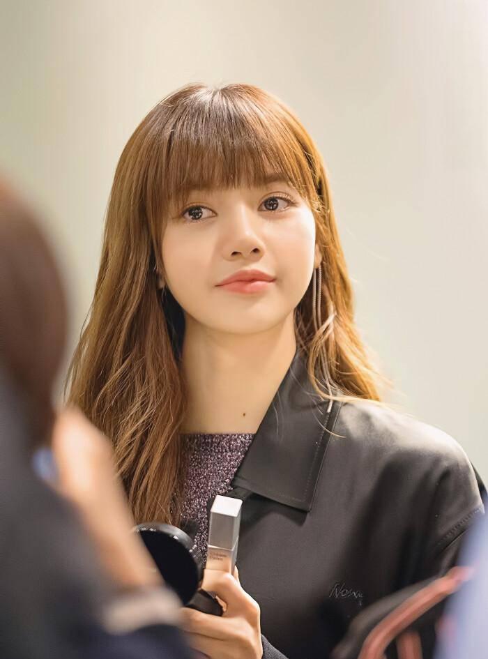 lisa大胆改变妆容,与布丽吉特共撑伞,巴黎迪士尼慈善音乐会亮相 black