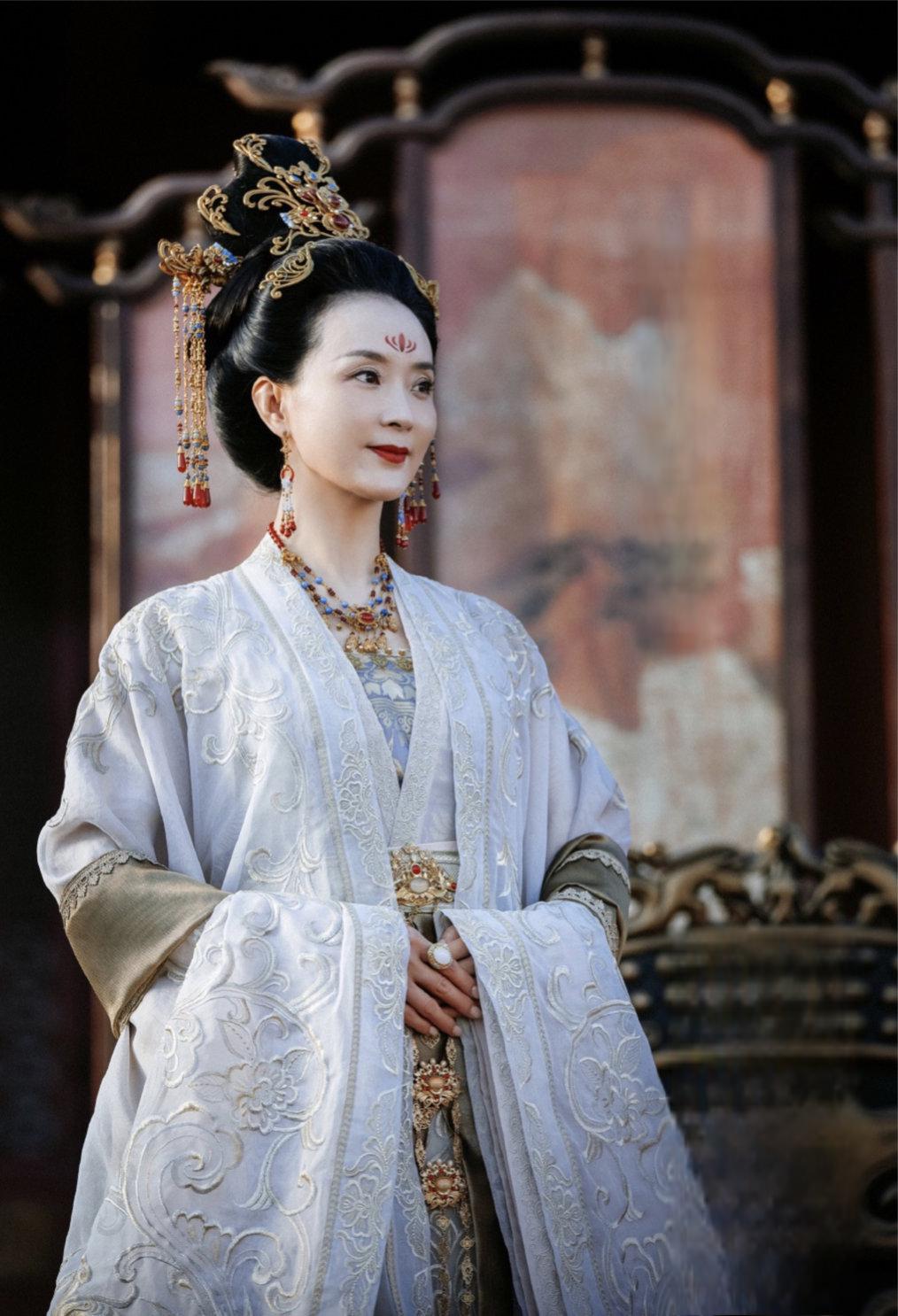 备受瞩目的古装剧集《一念关山》发布定档预告,王艳饰演的昭节皇后