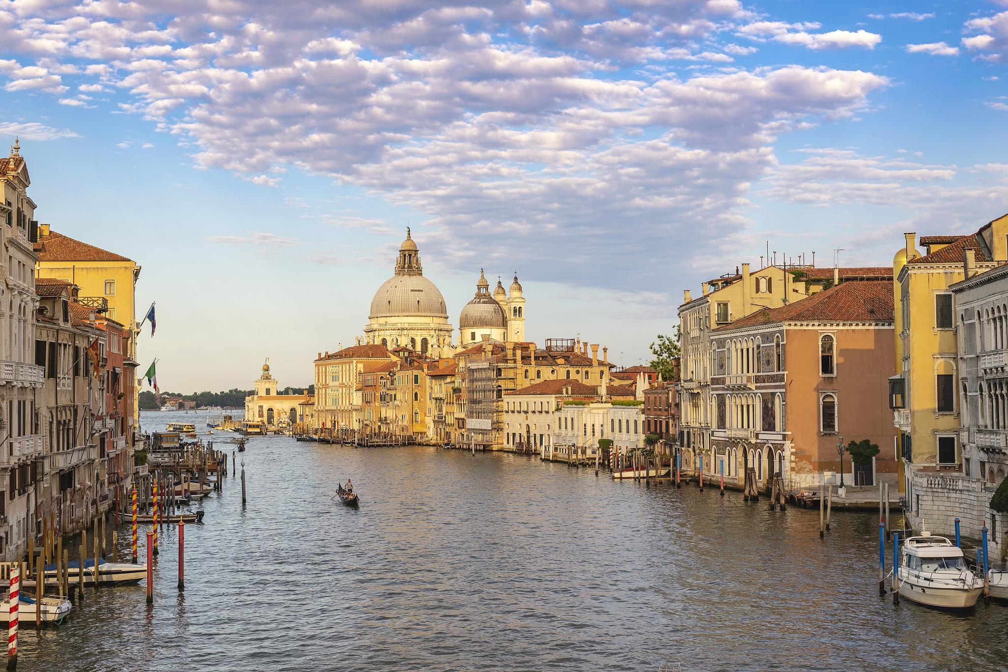 佛罗伦萨:欧洲文艺复兴的摇篮 佛罗伦萨,这座托斯卡纳的璀璨明珠,不仅