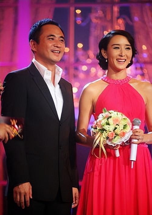 胡静:婚礼阵仗惊动国内外 胡静嫁给了马来西亚的超级富豪朱兆祥,这场