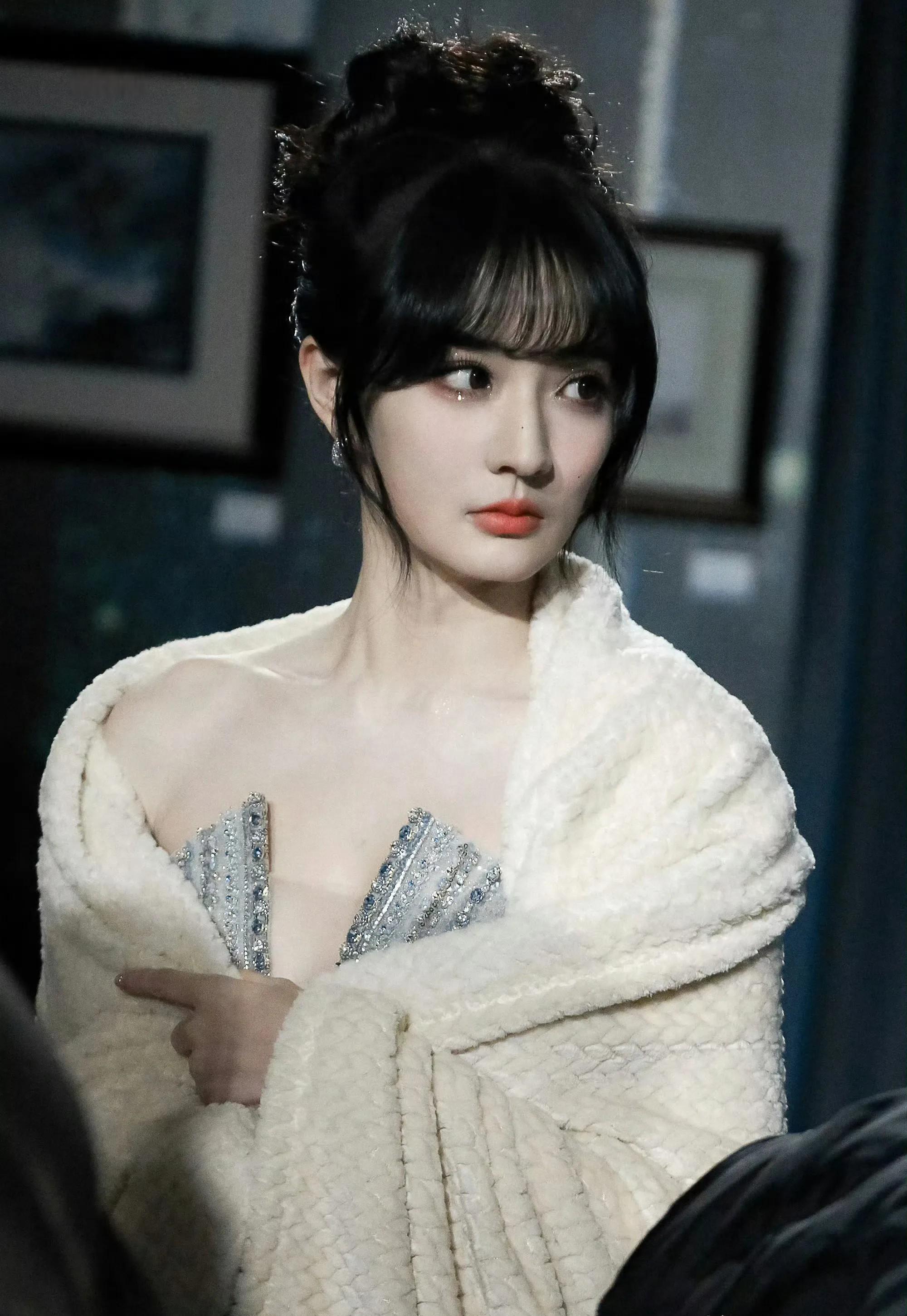 徐璐深v造型亮相瑞丽盛典红毯 徐璐以惊艳的造型和无可匹敌的魅力出现