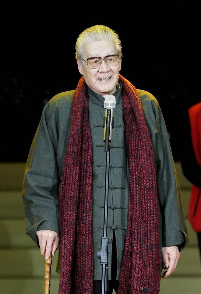 蓝天野:从舞台到隐蔽战线的双面英雄 在娱乐圈中,有一位传奇人物,他曾