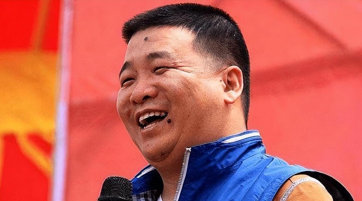 孙小宝:拒绝赵本山,另寻演艺道路 孙小宝,曾经的"东北三宝"之一,拒绝