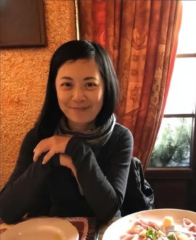 央视女主持姜丰:放弃博士投身豪门,年近半百遭抛弃,坚韧不拔重塑辉煌