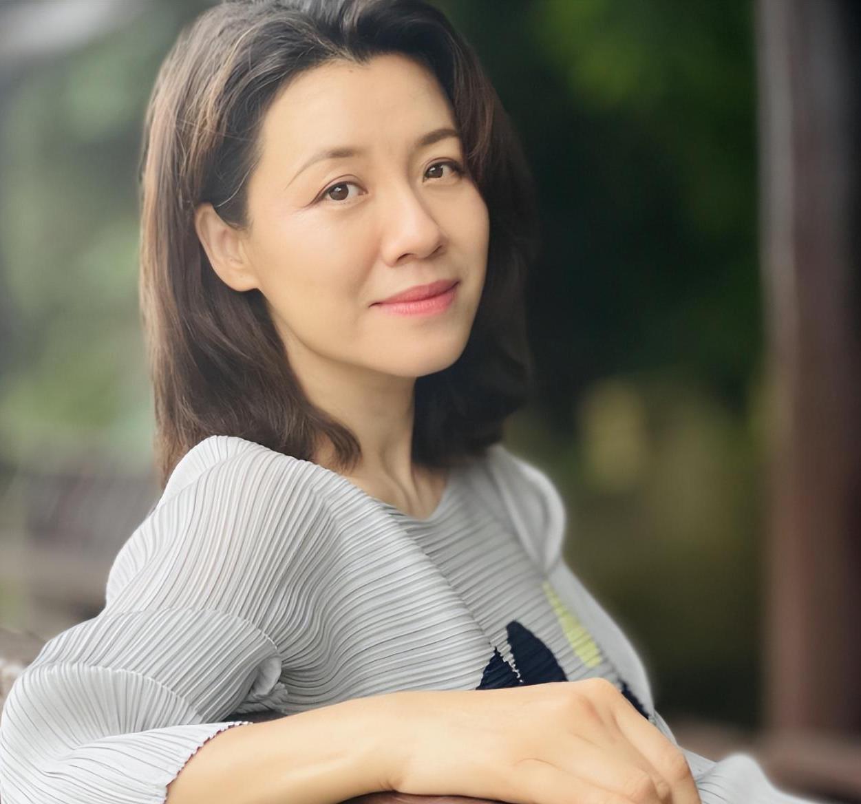 刘琳:从实力派演员到幸福家庭的蜕变之路 刘琳,一个在影视圈中凭借