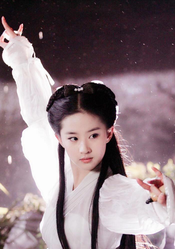 陈妍希版小龙女:被误解的经典 早前,陈妍希因在《神雕侠侣》中饰演小