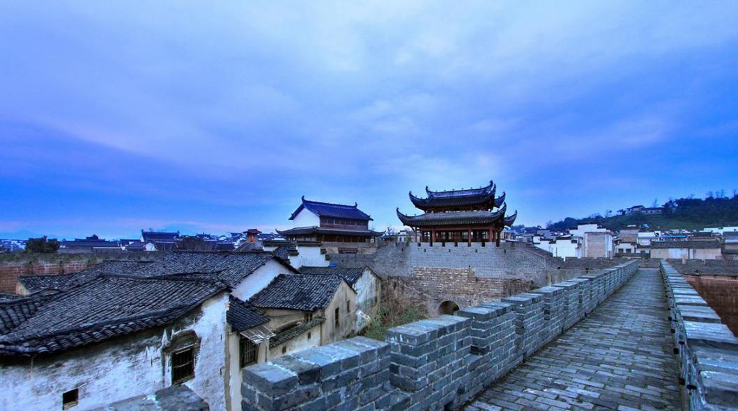 徽州古城:一窥千年历史的魅力之城 徽州古城位于中国历史文化名城黄山