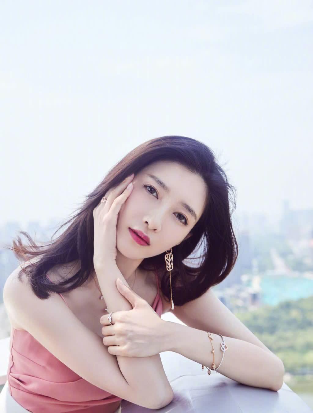 江疏影:美貌与实力并存,娱乐圈中的璀璨之星 近期,江疏影的美貌和身材