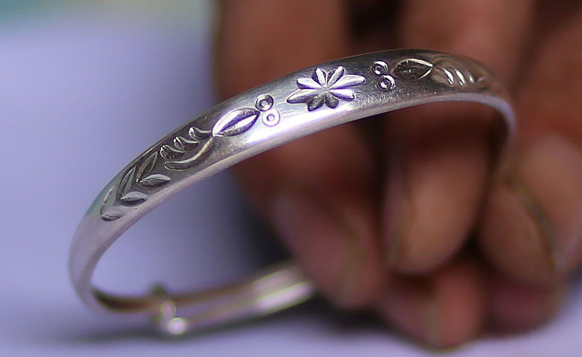 塑料手镯:孙女的深情与奶奶的无价之宝 四年级的孙女在2元店为奶奶挑