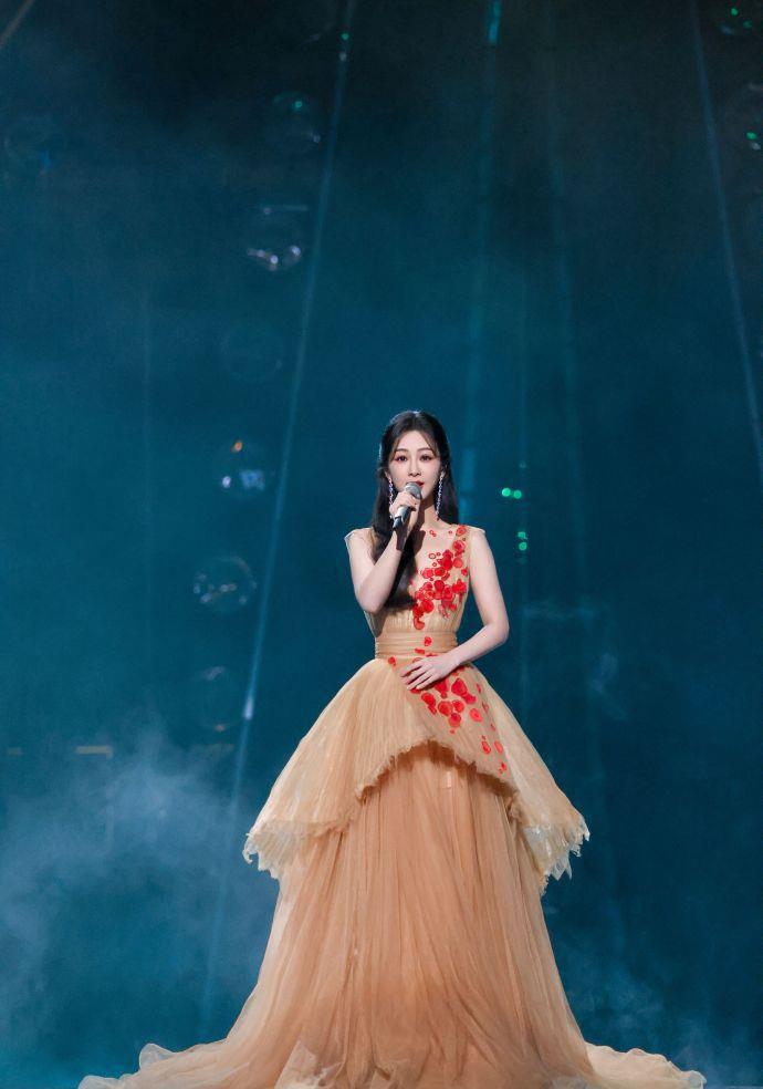 杨紫跨年晚会造型:杏色公主裙展现优雅高贵 杨紫第五次出演湖南卫视的