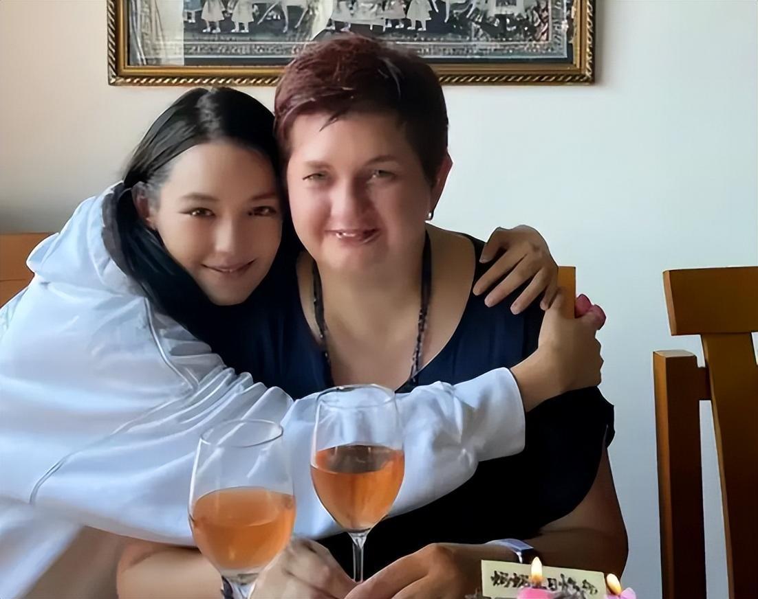 李崇霄:混血女儿貌美如花 演员李崇霄和德国妻子茵娜恩爱23年,他们的