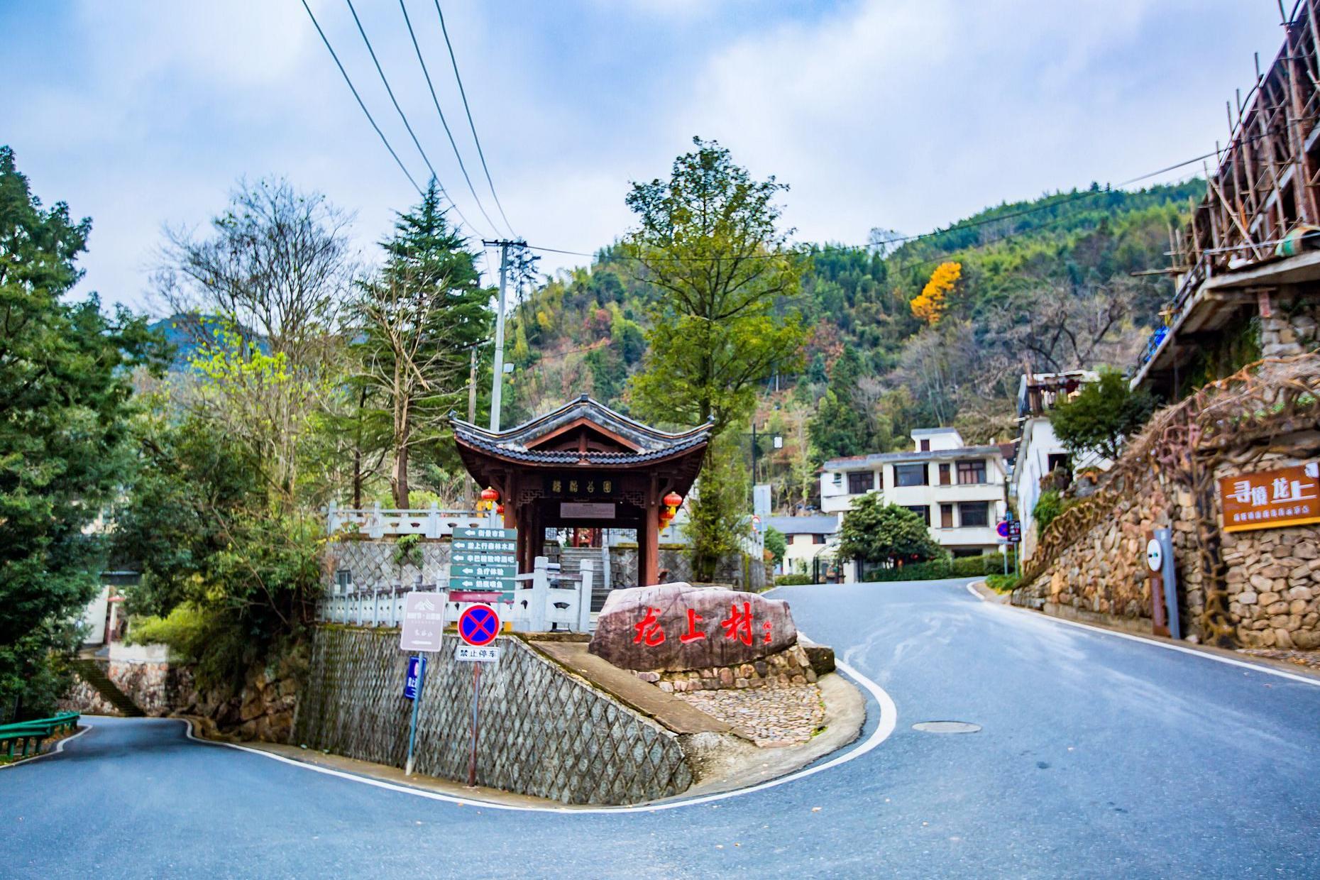 龙门秘境:临安的隐藏版网红景点 位于杭州临安的大鱼线公路上,有一个