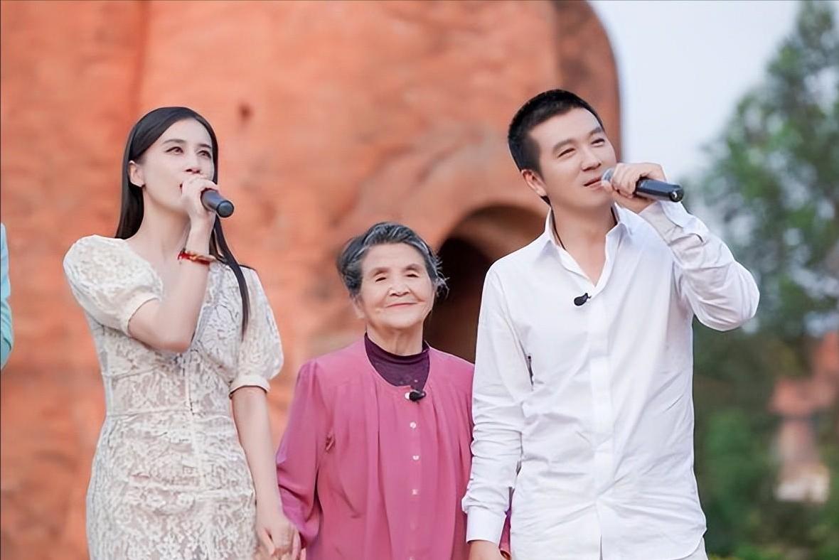 杨子母亲庆祝88岁生日 杨子妈妈刘丽芹在家庭聚会中庆祝88岁生日