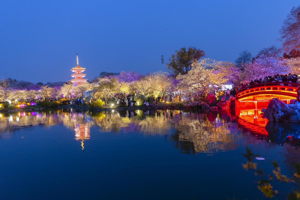 武汉东湖与杭州西湖:各有千秋 最近,网上热议武汉东湖和杭州西湖的