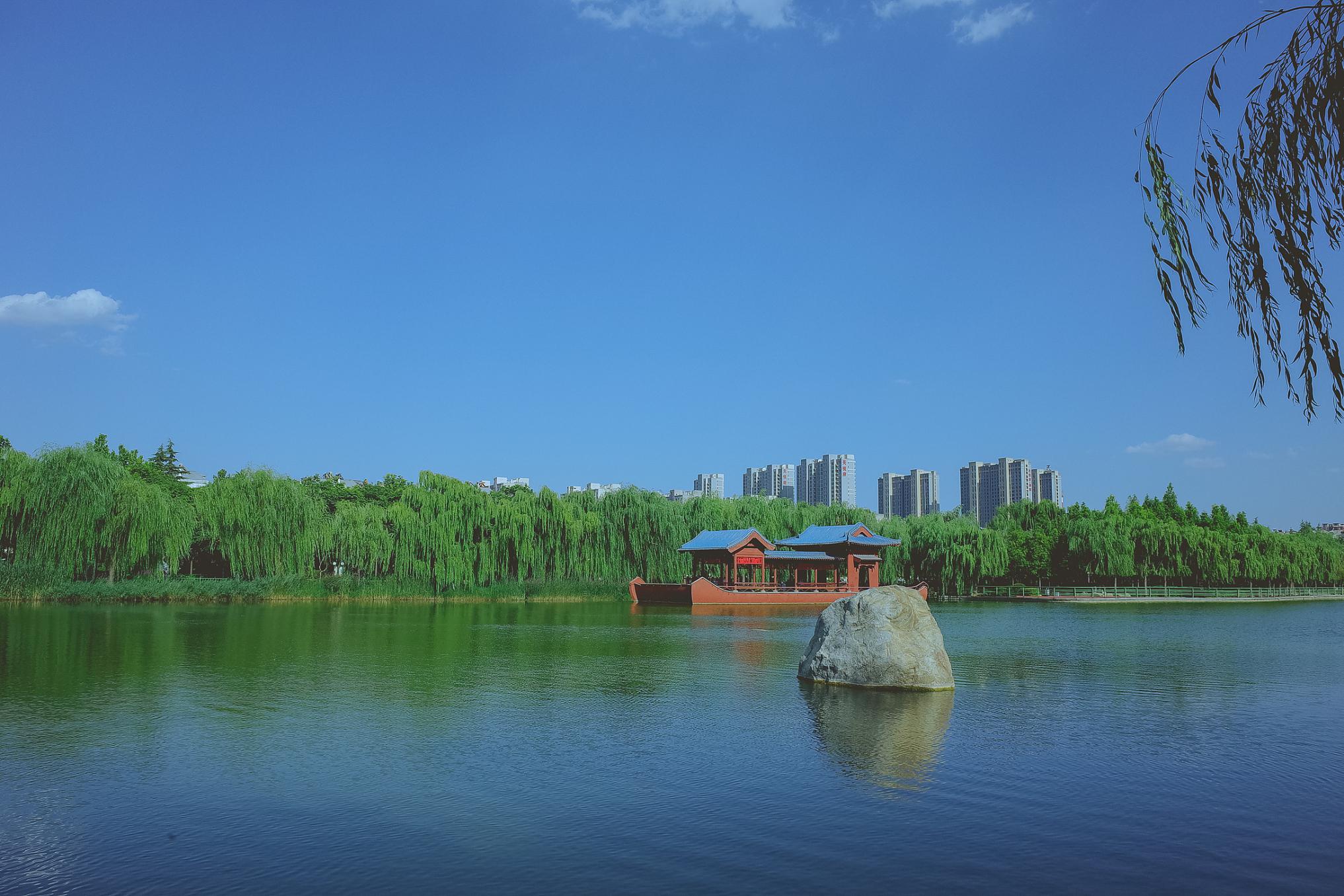 长春南湖公园:自然,休闲与历史文化的绝佳之地 长春南湖公园是吉林省