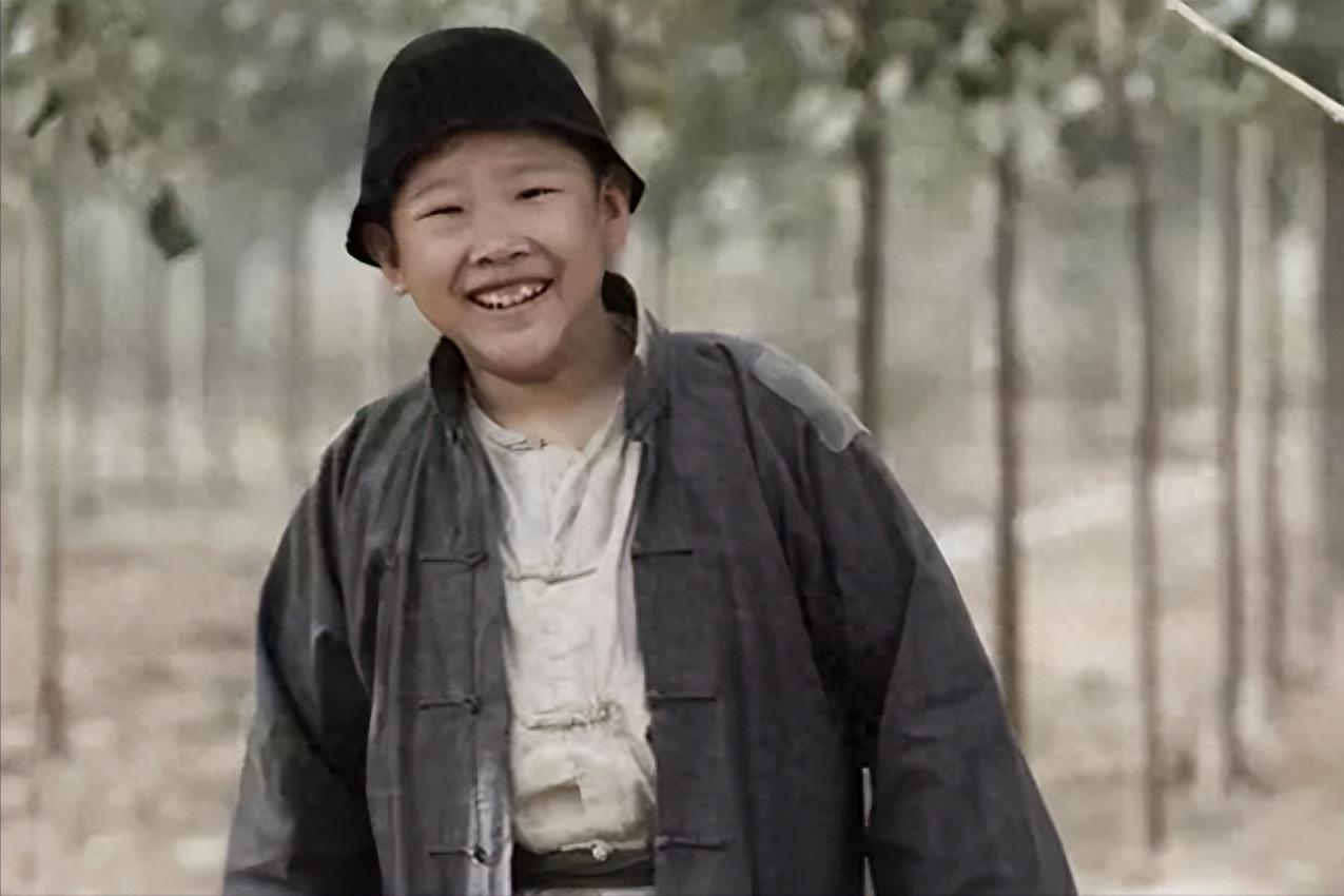 侯祥:18年演小孩,和妻子同框被说像母子 侯祥出道18年,因身高停留在9