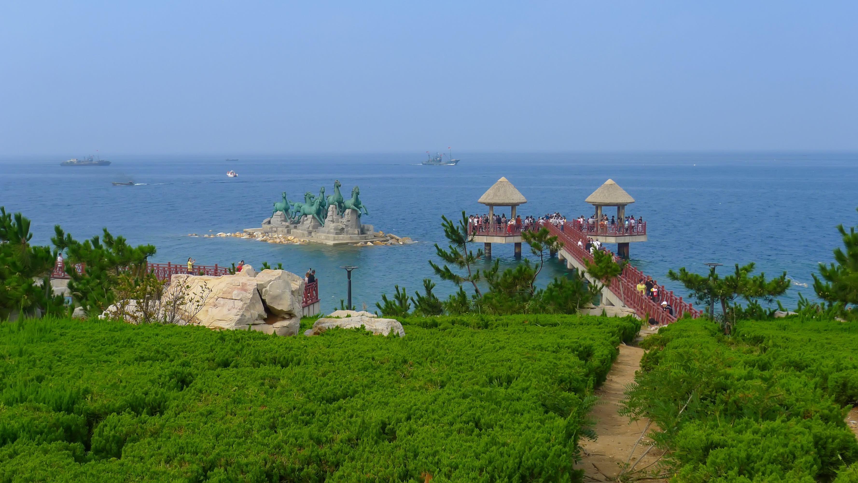 养马岛:人间仙境 养马岛位于山东烟台,是一个备受游客喜爱的旅游胜地.