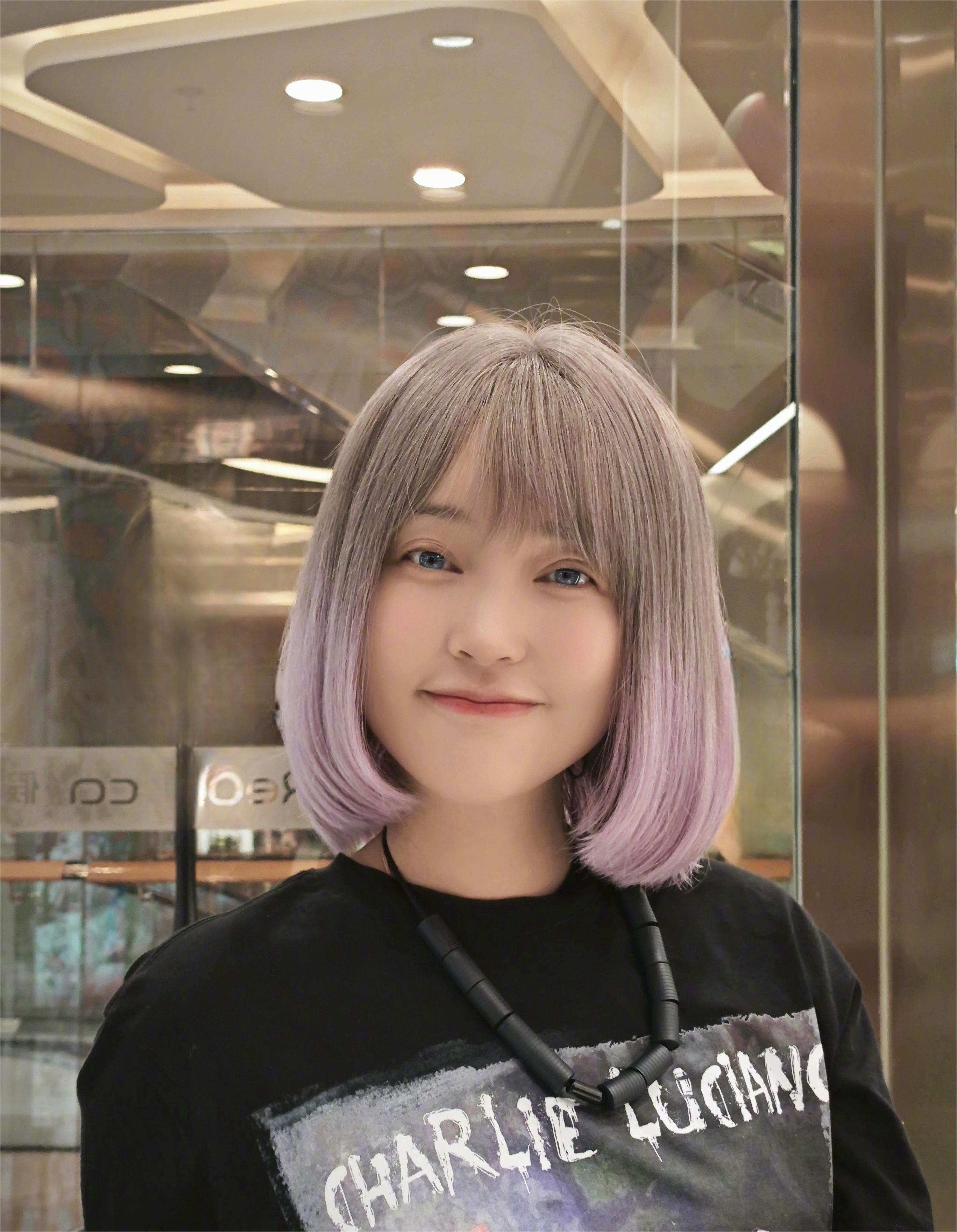 金莎:保持年轻和活力的秘诀 金莎在车展上惊艳亮相,40岁的她依然保持