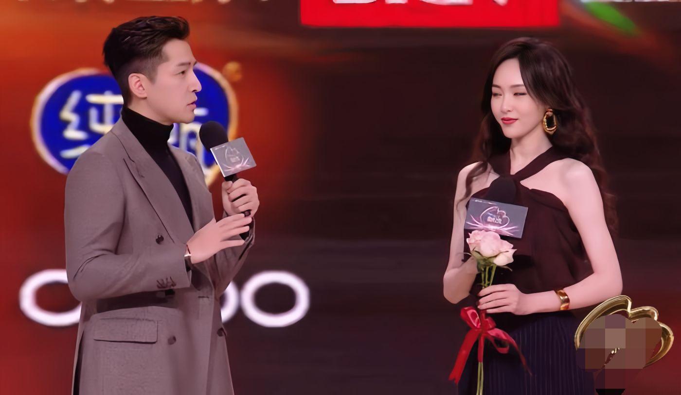 胡歌牵手辛芷蕾唐嫣:友情与默契的完美诠释 微博之夜颁奖典礼上,胡歌