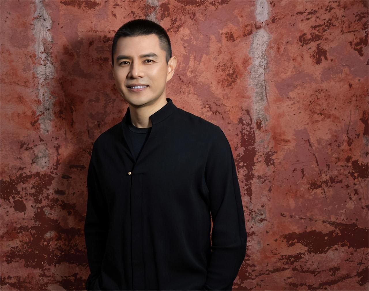 赵普:从央视主持人到亿万富翁的逆袭之路 赵普,一个曾在北京广播学院