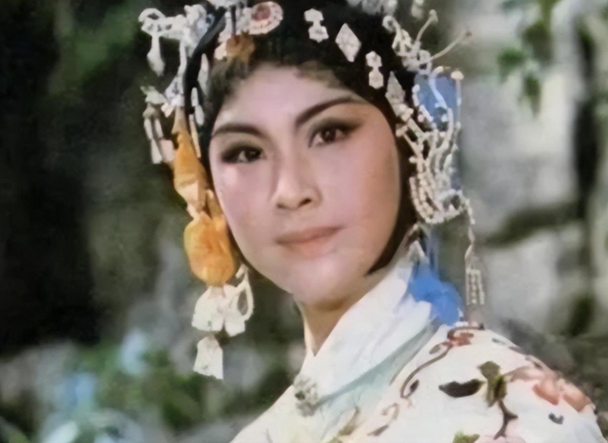 生命的遗憾 王凤霞是一位优秀的京剧演员和影视演员,两次饰演了西游记