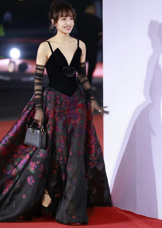 宋茜红毯生图:皮肤状态让人羡慕 宋茜的红毯生图展现出了她的美丽与