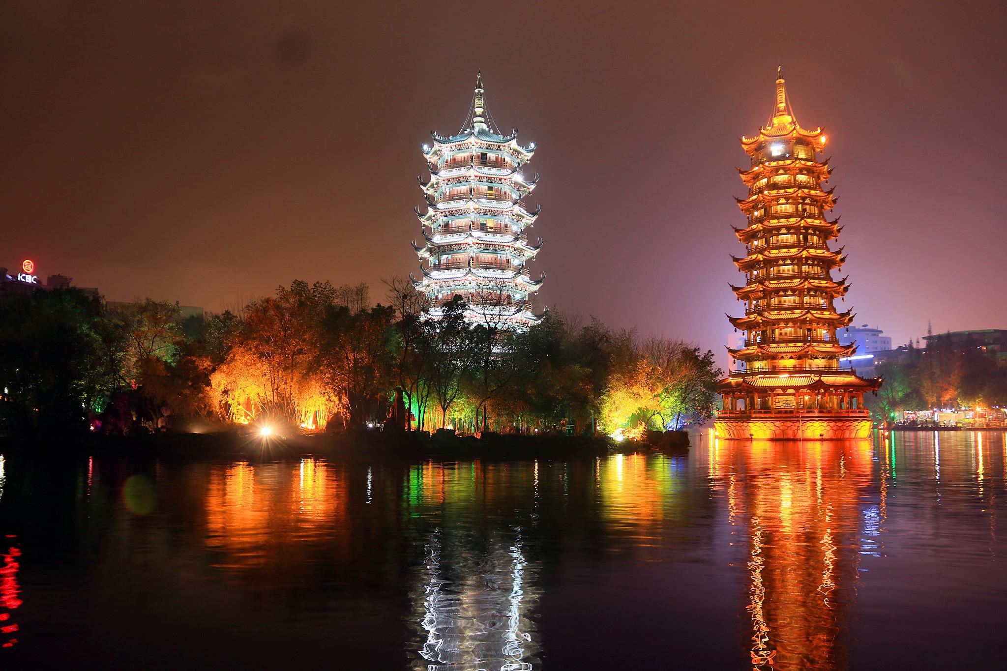 广西桂林日月双塔:揭秘壮丽的铜塔之谜 广西桂林日月双塔,矗立于桂林