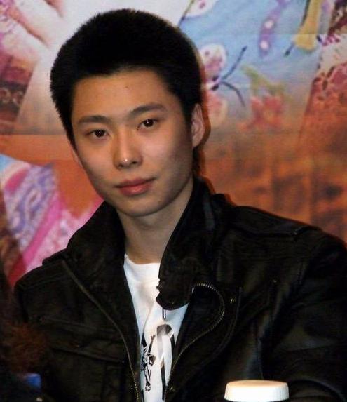 星二代之困:李成儒与儿子李大海的命运纠缠 李成儒,曾经的京城贵公子