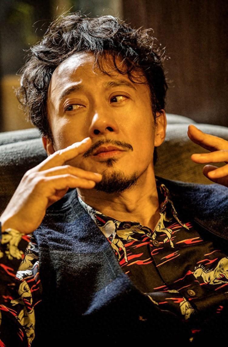 55岁的赵立新:从中年爆红到狼狈退网 赵立新曾在俄罗斯留学并在瑞典