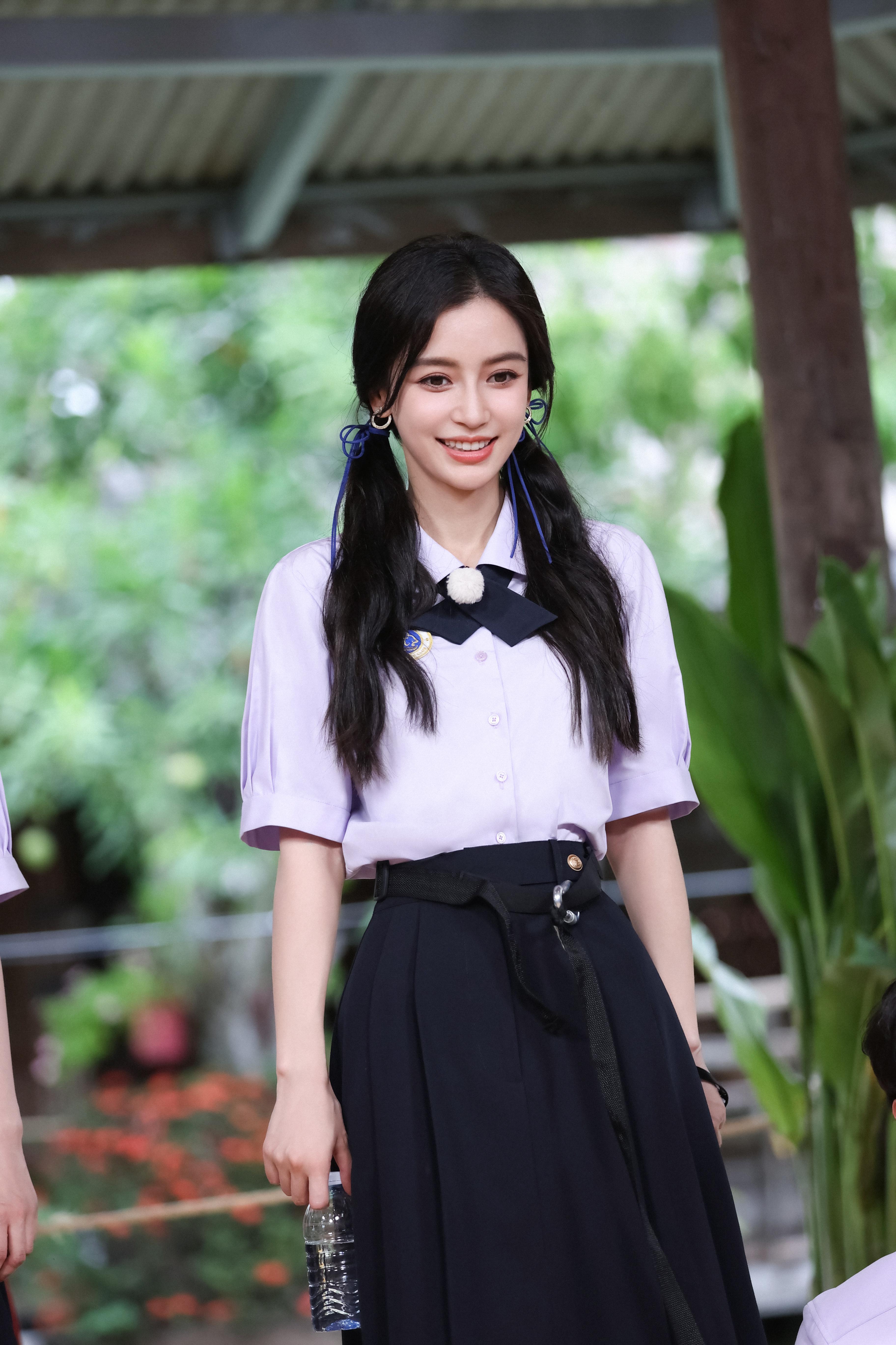 杨颖的白衬衫与百褶裙搭配,诠释青春的活力与可爱 杨颖身穿白衬衫与