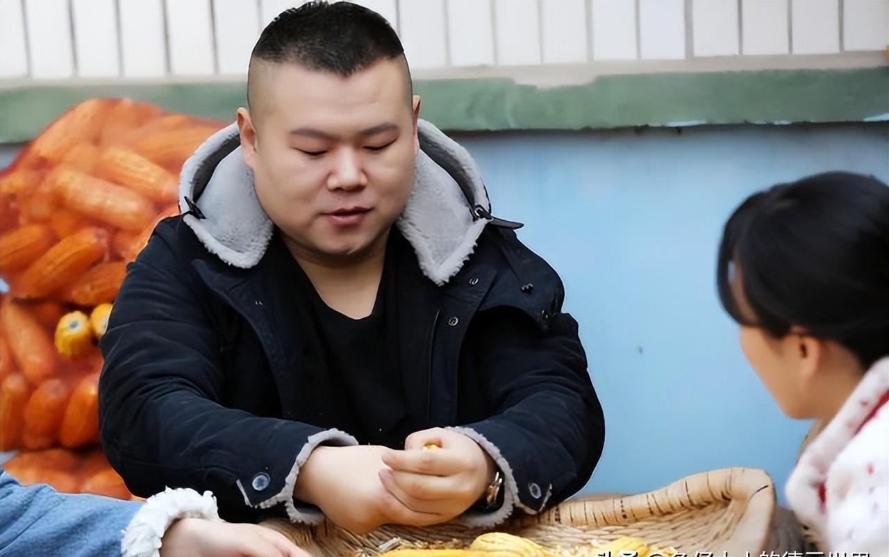 在德云社的跨年专场云互动中,郭德纲连线岳云鹏,展现了岳哥在德云社中