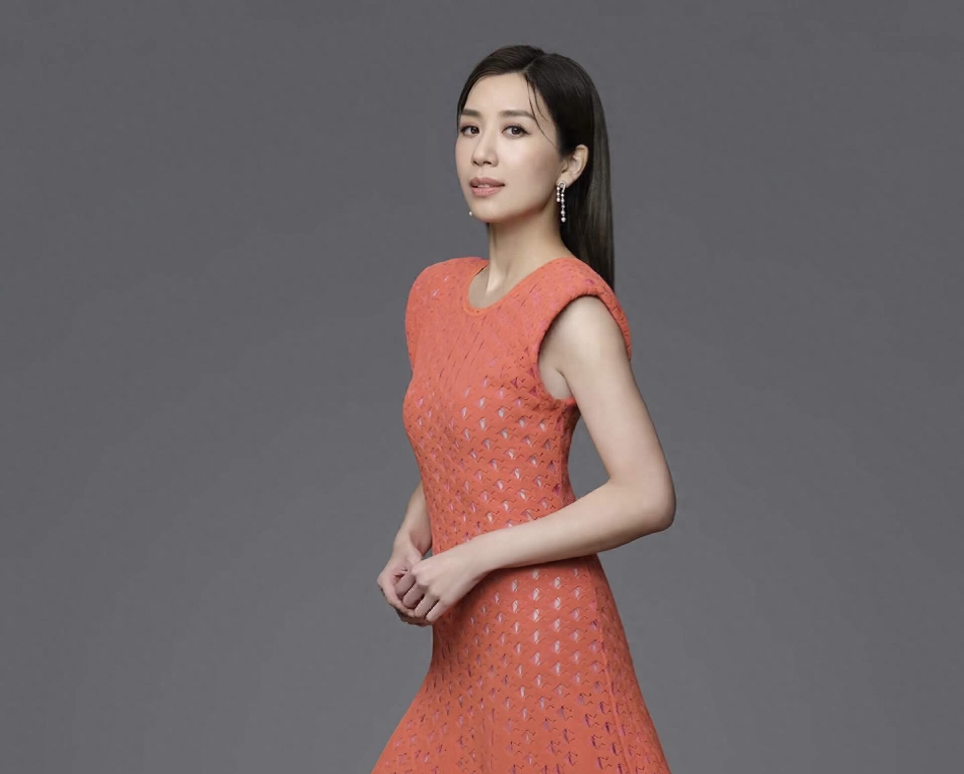 tvb花旦黄智雯近日签约内地经纪公司,引发粉丝热议.