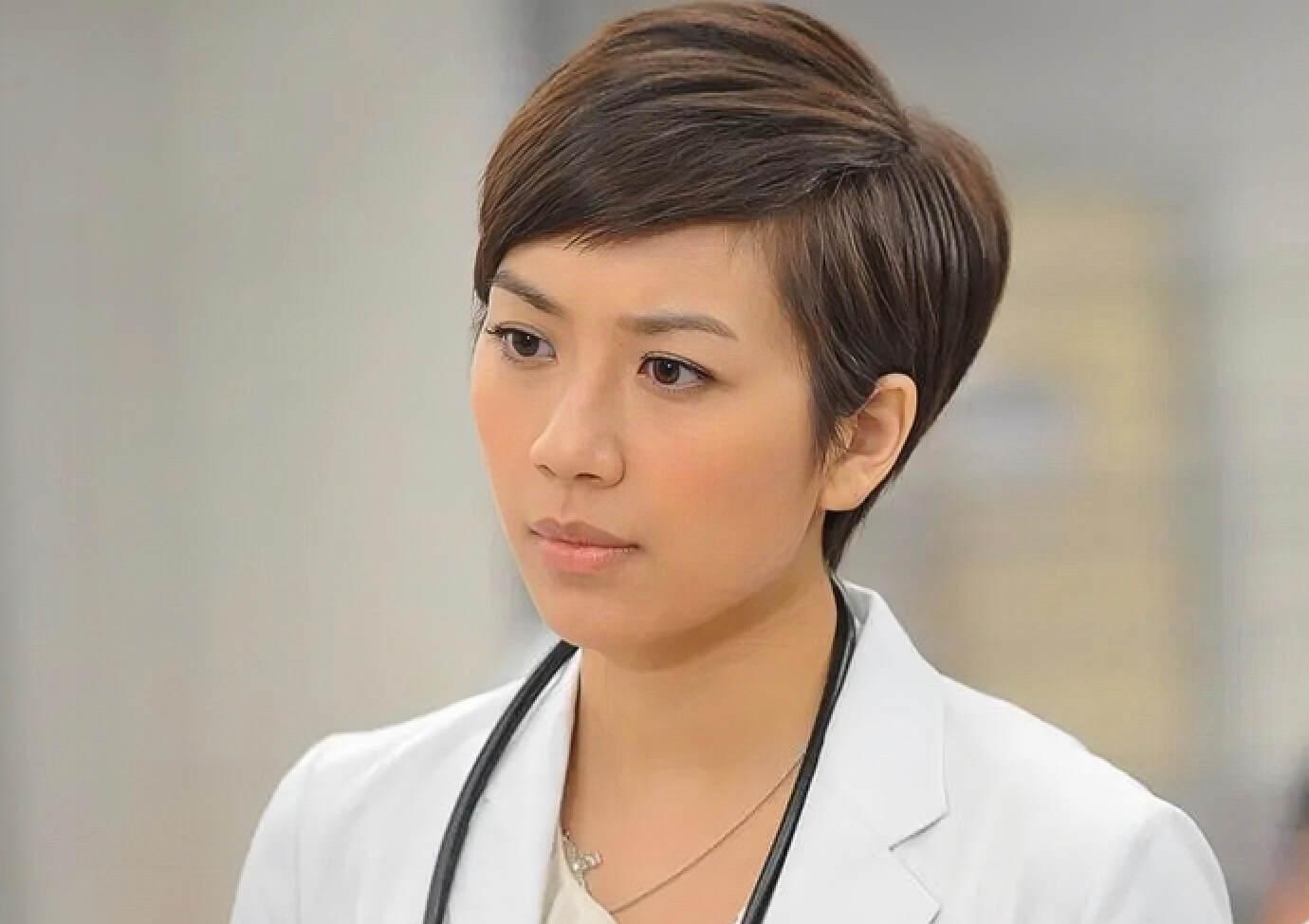 tvb花旦黄智雯近日签约内地经纪公司,引发粉丝热议.