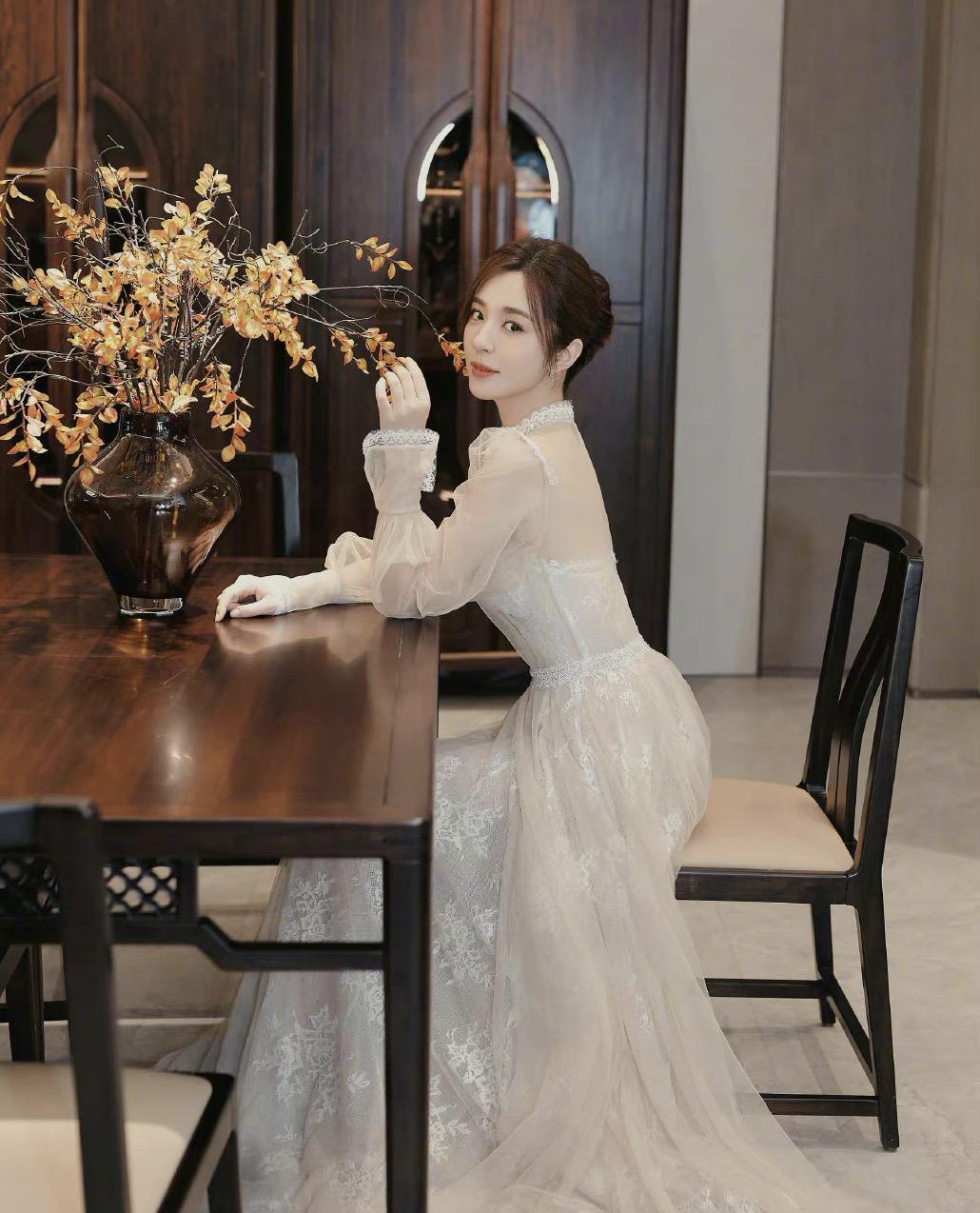 王晓晨:高贵优雅的白裙女神 王晓晨穿着一身绣着花边的白色连衣裙