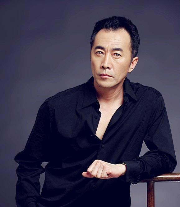 郑晓宁:演艺生涯与家庭生活的坎坷之路 郑晓宁,一个在演艺圈摸爬滚打