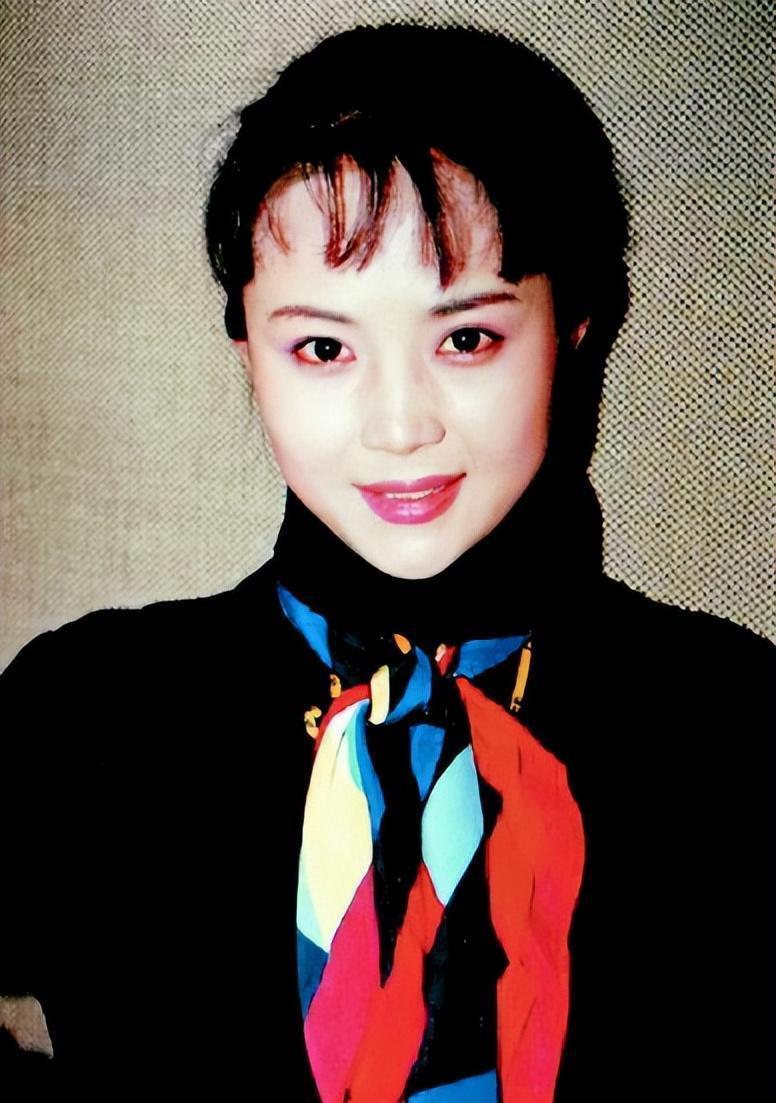 奚望:离婚后的坚韧与独立 演员奚望在继父刘之冰的支持下离婚,带着