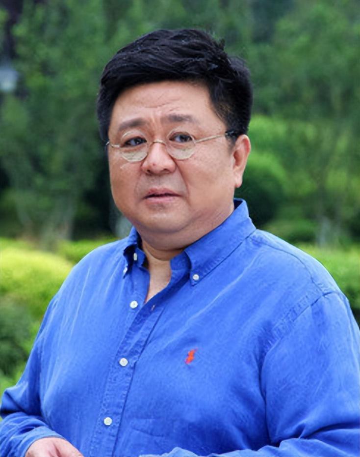 梁冠华,中国内地演员,曾因肥胖自卑,但因妻子的陪伴重新找回了信心