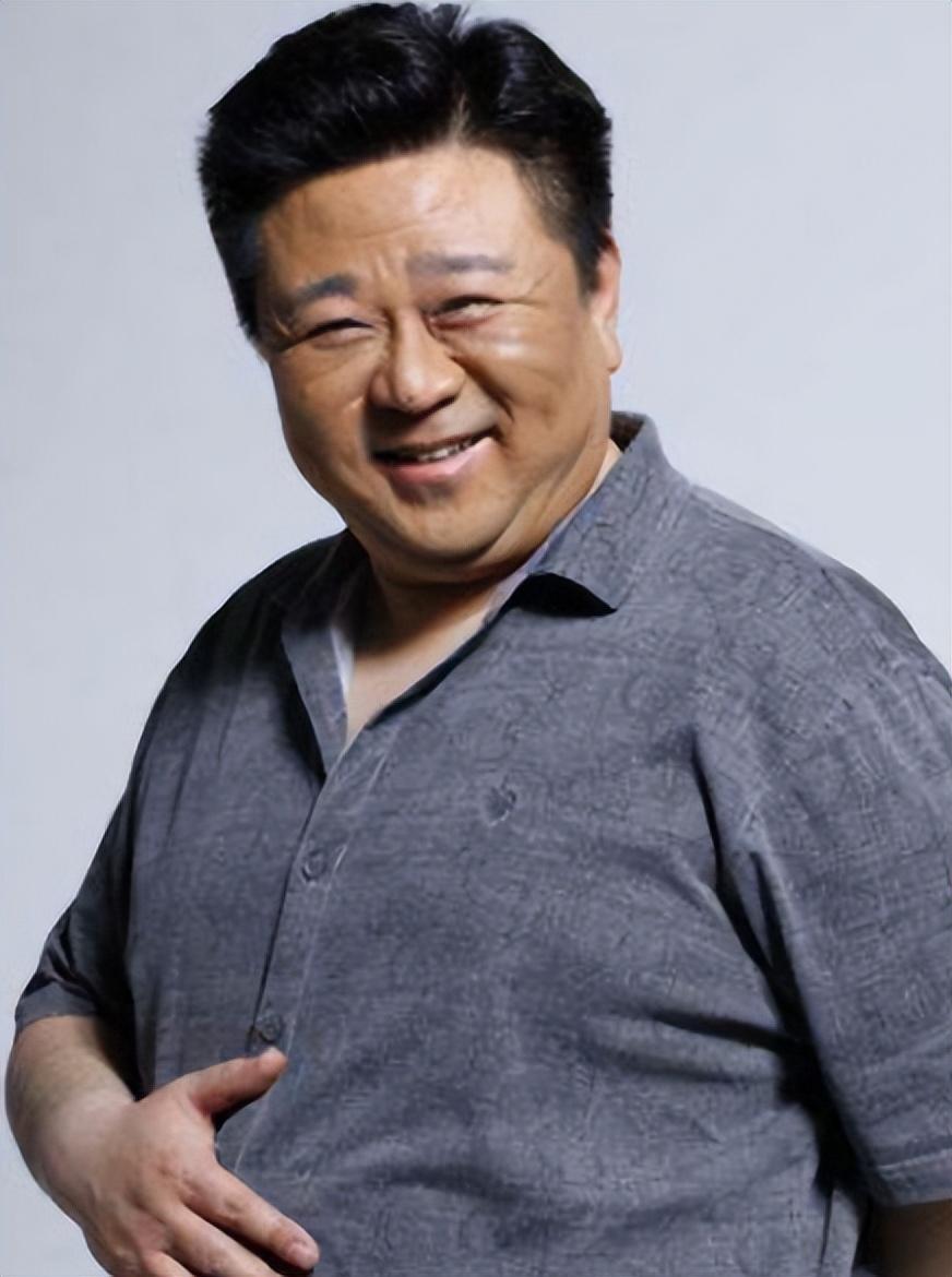 梁冠华,中国内地演员,曾因肥胖自卑,但因妻子的陪伴重新找回了信心