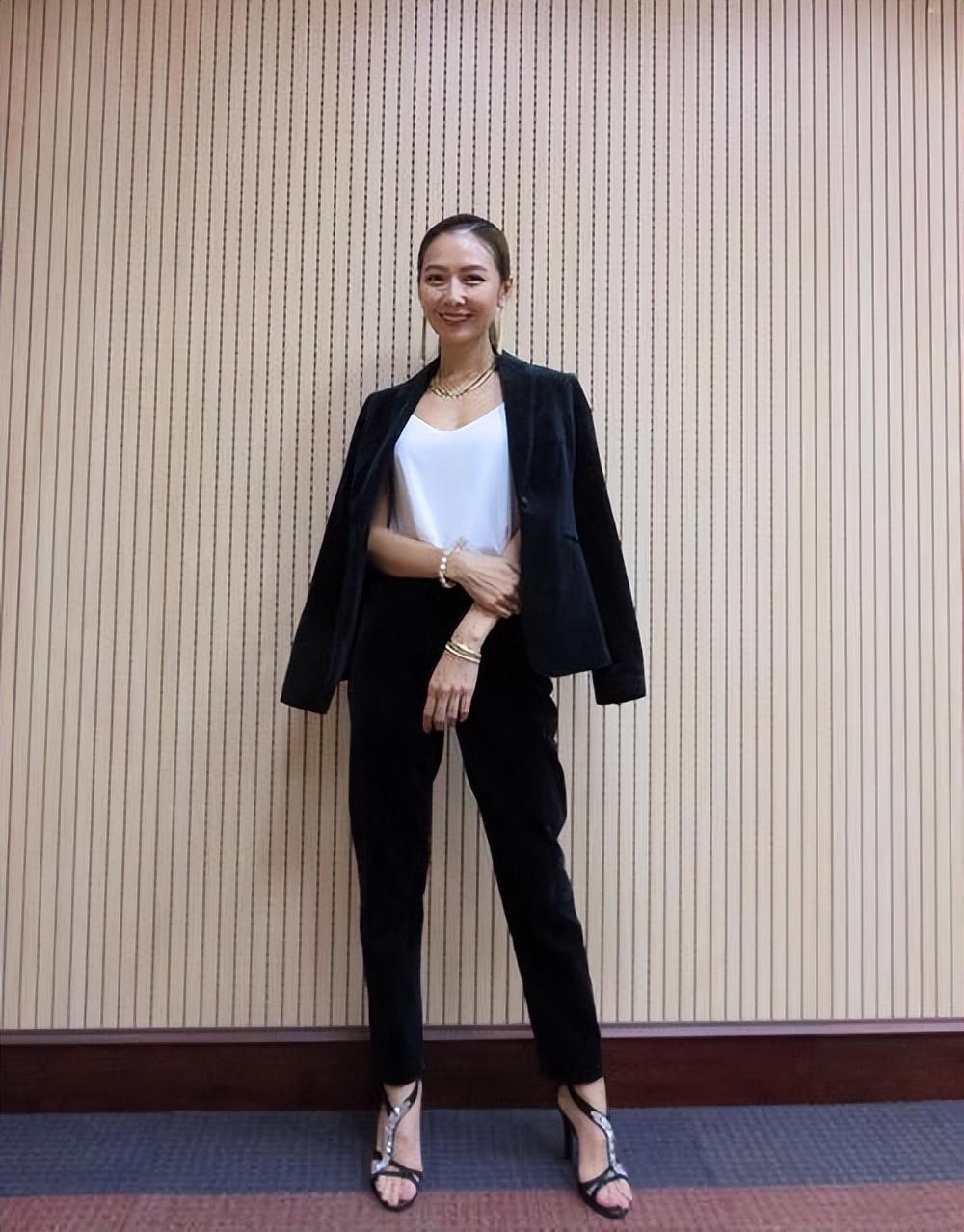 何润东的娇妻林佩希,自信优雅的气质,似模特般的身姿,以及颜值不输女