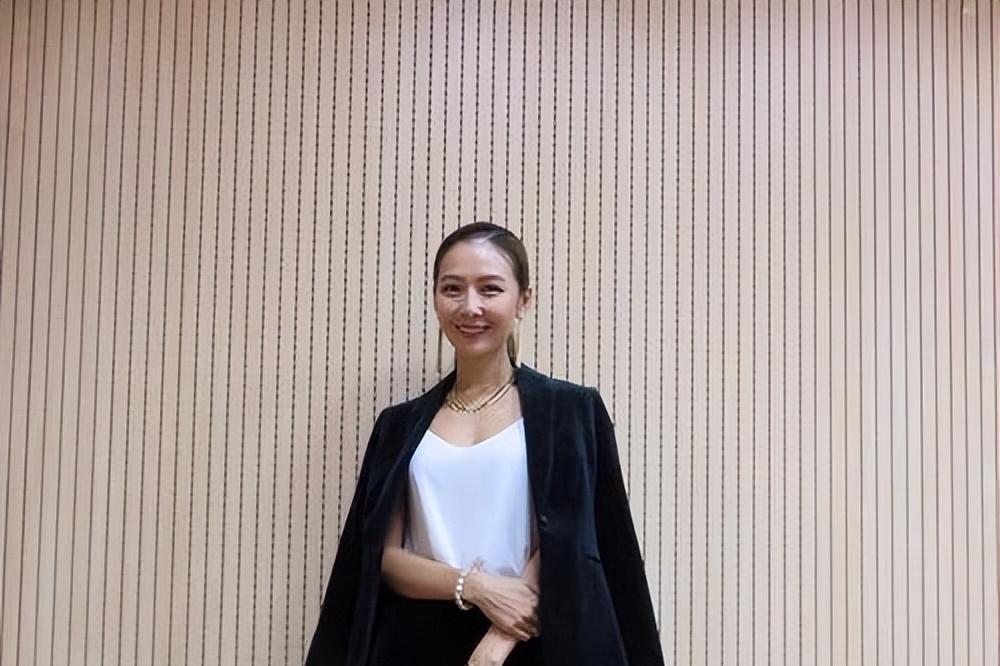 何润东的娇妻林佩希,自信优雅的气质,似模特般的身姿,以及颜值不输女