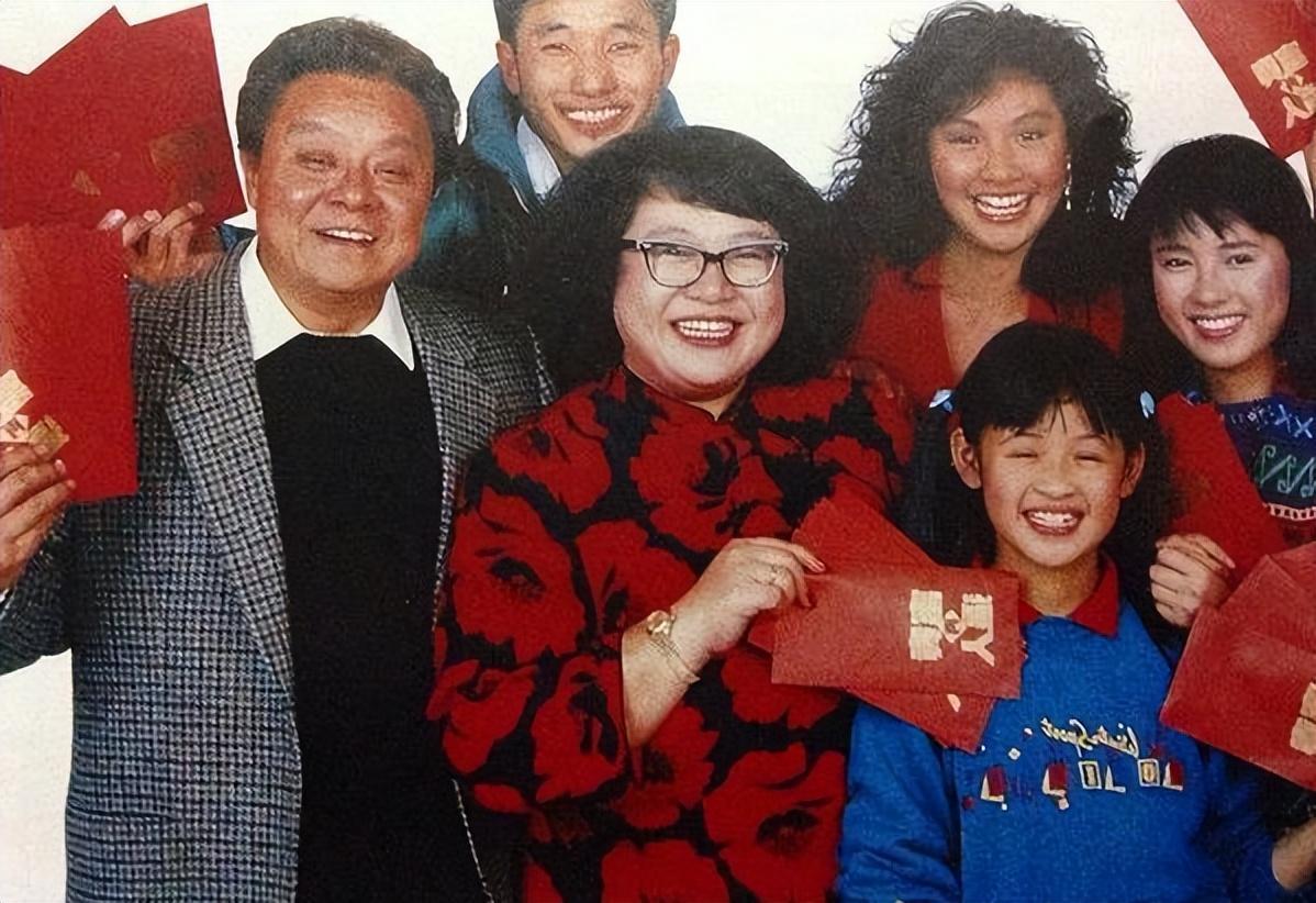 董骠:4个老婆7个孩子 董骠是一位有4个妻子,4个儿子和3个女儿的人,他