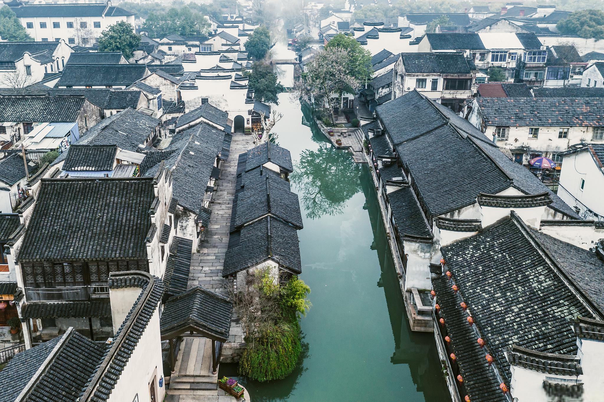 乌镇:江南水乡的璀璨明珠 乌镇,位于浙江省嘉兴市桐乡市,是江南水乡的